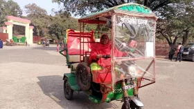 পঙ্গু স্বামী-শাশুড়ির একমাত্র অবলম্বন মরজিনা ও তার রিকশা
